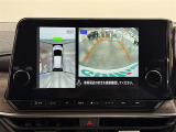 【アラウンドビューモニター】自車周辺をぐるりと俯瞰できるカメラで危険を察知。上空からの映像で自動車や障害物の位置が詳細に確認できるので、狭い駐車場でも安心して駐車できますね。