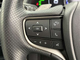 運転中、オーディオの操作をしてて、ハッとしたことはありませんか?ステアリングスイッチは、運転中でもハンドルでオーディオの操作が可能です。安全なドライブをサポートします。