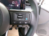 プロパイロット搭載!ノートがアクセル、ブレーキを自動でコントロールして前のクルマとの車間距離を保つ手助けをします。