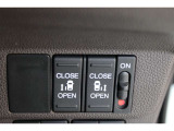 乗り降りラクラクな両側パワースライドドアが装備されてます。運転席からもリモート操作が可能です。外からはリモコンキーで開閉することができます。巻き込み防止機能もありますので安心です。