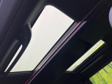【ガラスルーフ】ガラスルーフ搭載で車内の解放感が一気にアップ!開放的なドライブをお楽しみいただけます。