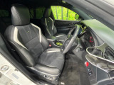 運転席まわりには十分なスペースがあり、大柄な方でもゆったり運転していただける環境です。