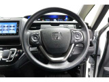 運転中もハンドルでの操作が可能です。特に高速道路等の目が離せない運転時には、便利さだけでなく、安全性も兼ね備えております。