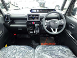 オシャレなインテリアで運転する気分も盛り上がりますよね^^