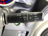 【オートライト】周りの明るさに応じて自動でヘッドライトの点灯・消灯ができる機能です!ライトの付け忘れ・消し忘れなどが無くなり、雨の日や夕方の走行も安心!トンネル通過時も便利ですね♪
