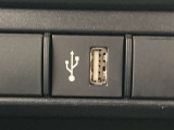 こちらのクルマはUSB接続コネクタも装備されています♪スマホの充電などにお使い下さい。ご旅行中での充電切れも、これなら心配いりませんね!