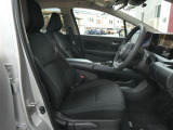 運転席はほどよくホールド感のある形状をしておりますので、運転がしやすいです。