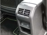 後席用のUSBポートが備わります