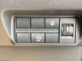 アイドリングストップ。停車時にブレーキを踏むだけでエンジンがストップ。さらに、発進時にはブレーキから足を離すだけでエンジンを始動します燃費を向上させます。ON/OFFスイッチにより切り替える事も可能です。