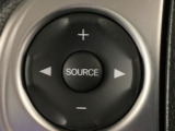 ステアリング左手側にオーディオ関連のコントロールスイッチを配置しています。操作時は視線を逸らすことなく運転に集中できます。