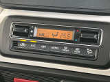 【オートエアコン】一度お好みの温度に設定すれば、車内の温度を検知し風量や温度を自動で調整。暑い&hellip;寒い&hellip;と何度もスイッチ操作をする必要はありません。快適な車内空間には必須の機能ですね♪