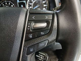 ステアリングには運転中でも簡単に操作できる各種スイッチついてます