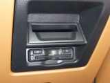 【ETC車載器】ビルドイン型で見た目もすっきりです!運転席の足元にございます。料金所での手間を解消します。通行券を取る際幅寄せに気を使う必要もありません。