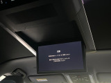 【14型有機ELフリップダウン】三列目からでも迫力のエンタメが観れる大画面フリップダウン。有機ELのモニターでは、一般的なフリップダウンよりも高コントラストでキレイな映像を楽しめます。