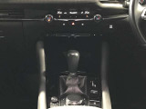 シフトレバーの奥に見えるのは、エアコンの操作スイッチ&ダイヤルでとっても使いやすいですよ♪