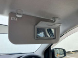 車内での簡単な身だしなみチェックに使用できる、バニティミラーも装備しています。