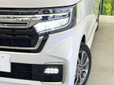 【LEDヘッドライト】悪天候や夜間走行時も良好な視界を確保し安心して運転できる高輝度LEDヘッドライトを装備!点灯速度が早く、消費電力も抑えられています。