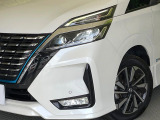 【LEDヘッドライト】悪天候や夜間走行時も良好な視界を確保し安心して運転できる高輝度LEDヘッドライトを装備!点灯速度が早く、消費電力も抑えられています。