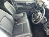 乗り心地の良いフロントシートです。足回りも広々としておりますので、長時間の運転も疲れづらいですよ。