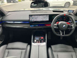 スポーティーな室内もM5の魅力です!