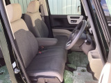 乗降がしやすい運転席。高さが調節できて小柄な方でも運転しやすいポジションをとることができます。
