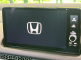 【メーカー純正9型ナビ】インテリアに溶け込むスタイリッシュな「専用設計」メーカーナビを装備♪視認性や操作性など基本性能にも優れ、より上質なカーライフをお楽しみいただけます。