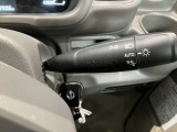 車外の明るさに応じでライトを点灯、消灯してくれるオートライト機能です☆お天気の良い昼間のトンネル走行などオートにしてると便利で安心です☆エンジン停止時にライトの消し忘れも無くなります☆