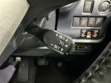 クルーズコントロール機能が付いています。 速度を設定するとアクセルを踏まなくても一定の速度で走ることができます。  高速道路ではとても便利な装置なんです。