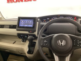 運転席周辺のスマートなレイアウトが、操作のしやすさを実現。快適なドライブをサポートします。パーキングブレーキはフットブレーキタイプです。