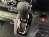 CVT車のセレクトレバーです。低速から高速まで、変速ショックのないスムーズな走りと、エンジン効率のよい領域を維持して燃費にも貢献します。サイドブレーキはスイッチ操作の電子制御パーキングブレーキです。