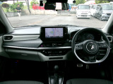 大きなフロントガラスで広々とした視界の運転席まわりです。