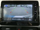 ギアを『R』に入れた後、カメラボタンを2回押すと、ナビ画面に後方の映像を映してくれるので、駐車がし易くなります。