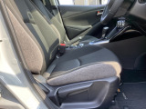 運転席にはドライバーの体型や好みに応じて前後方向だけでなく、高さの調整ができるシートリフターを装備!