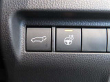 パワーバックドア装着車です。ステアリングヒーターも付いて冬の運転も快適です。