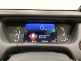 デジタル表示のスピードメーターとタコメーター、燃費やオドメーターなどの表示の他に、ホンダセンシング機能などの表示もできる多機能なマルチインフォメーション・ディスプレイです。