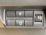 アイドリングストップ。停車時にブレーキを踏むだけでエンジンがストップ。さらに、発進時にはブレーキから足を離すだけでエンジンを始動します燃費を向上させます。ON/OFFスイッチにより切り替える事も可能です。
