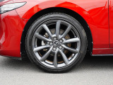 18インチ純正アルミホイールを装備。タイヤサイズは215/45R18となります。