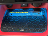 【ワイヤレス充電】車のワイヤレス充電は、スマートフォンを充電パッドに置くだけで簡単に充電できる便利な機能です。ケーブルが不要なので車内がすっきりし、運転中でも安全に使えます。