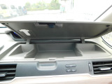 運転席前の小物入れです。携帯電話やポケットティッシュも入れられてとても便利です。