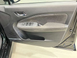 窓の開閉もスイッチひとつで簡単!駐車券を取るときもラクラク★