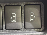 【両側パワースライドドア】スマートキーや運転席のスイッチで後席両側スライドドアの開閉が可能♪電動だから力を入れてドアを開ける必要が無く、小さなお子様でも簡単に開け閉めでき快適です♪