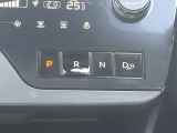 スイッチ方式のシフトは、インパネ周りの突起物をなくし、運転席から助手席へのサイドスルーを簡単にします。