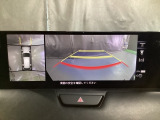 狭い場所での駐車やすれ違いなどでより的確な運転操作に役立つ360&deg;ビューモニターが装備されています。