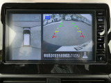 ギアを『R』に入れるとナビ画面に、まるで雲の上から覗いているような映像が映り、駐車をサポートしてくれます。