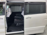 【両側オートスライドドア】子供を乗せたりするのにも隣のお車を気にせずストレスフリー★雨の日などはリモコンキーからドアの開閉ができとても便利な両側オートスライドドア★