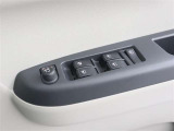 車の基本装備のひとつのパワーウインドウです。オート機能もあって、押し方の強弱で調整も出来ます。