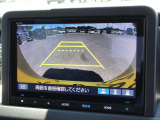 ★3画面バックカメラ装備★「R」の位置にすると、自動的に後方の様子をカラー画像(車幅/距離/予想進路線表示機能付)で表示。バックの際の安心感を高めます★
