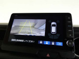 【全周囲モニター】車を上空から見下ろしたような映像をカーナビ画面に映し出し、車庫入れや縦列駐車をサポートしてくれます。