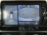 ギアを『R』に入れるとナビ画面に、まるで雲の上から覗いているような映像が映り、駐車をサポートしてくれます。
