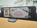 車両の前後左右にある4つのカメラを活用し、センターディスプレイの表示や各種警報音で低速走行時や駐車時に車両周辺の確認を支援し、見えない部分の危険察知をサポートいたします!